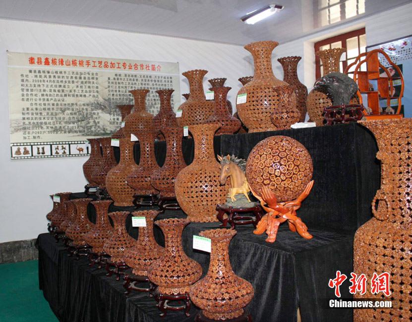 匠心独运 甘肃民间艺人妙手雕琢野生山核桃成艺术珍品